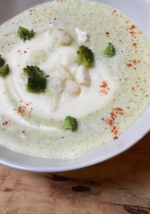 Une photo de 🥦velouté 🥣brocolis🧄🧅🌶️chou-fleur