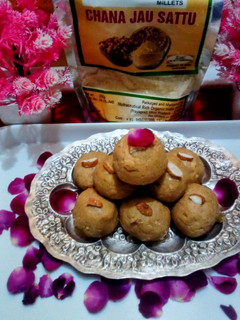 सत्तू के लड्डू रेसिपी मुख्य फोटो