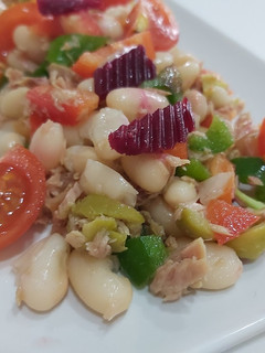 Una foto de Ensalada de alubias🥗🍅