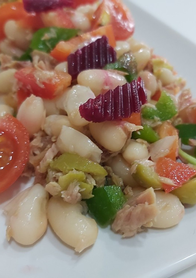 Una foto de Ensalada de alubias🥗🍅