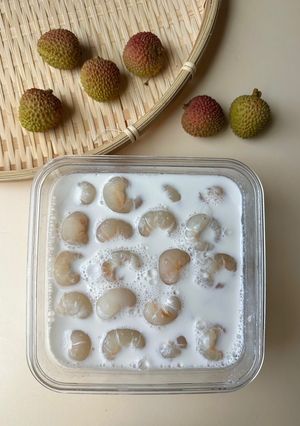 A picture of Vietnamese Lychee Panna Cotta (Khúc Bạch Vải).