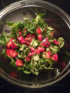 Una foto de Ensalada rúcula, canónigo y fresas