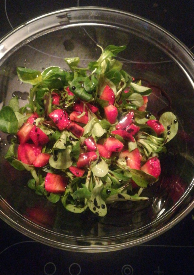 Una foto de Ensalada rúcula, canónigo y fresas