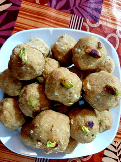 ड्राई फ्रूट्स आटा लड्डू (dry fruits atta ladoo recipe in Hindi) रेसिपी मुख्य फोटो