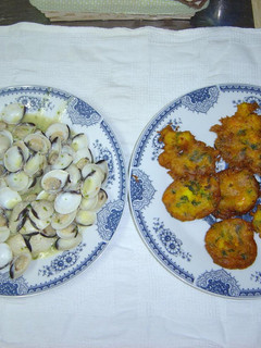 Una foto de Almejas al ajillo y tortillitas de camarones
