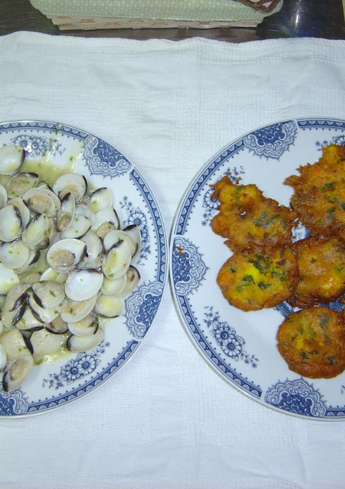 Una foto de Almejas al ajillo y tortillitas de camarones