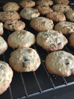 Una foto de Cookies de chocolate con nueces y almendras