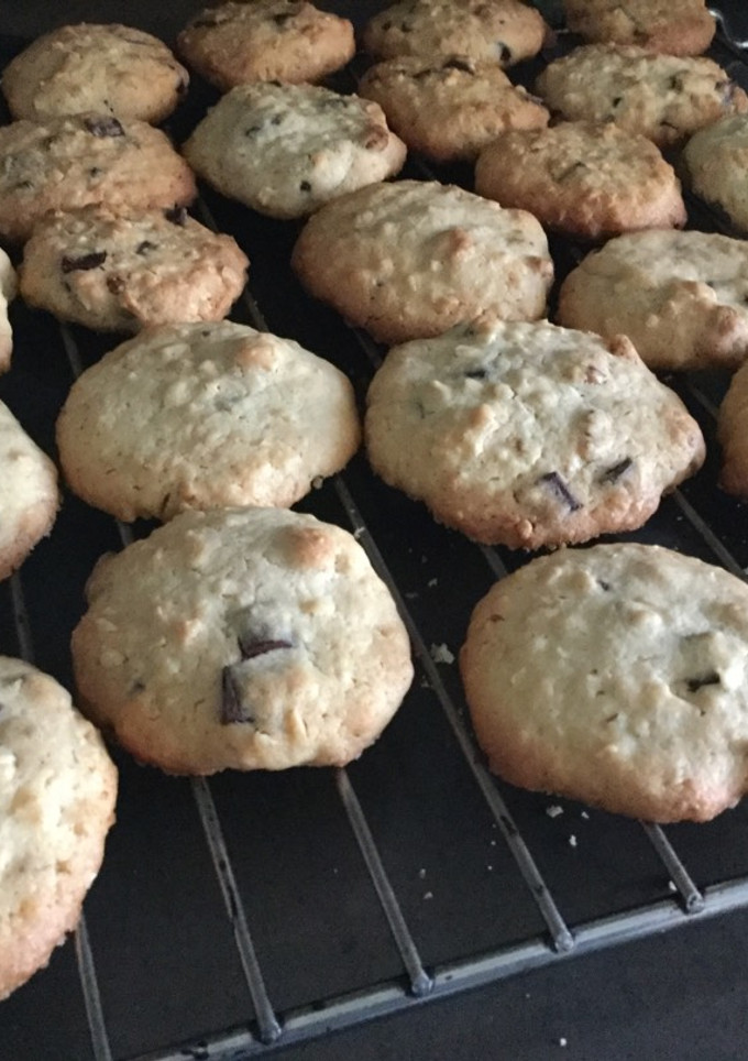 Una foto de Cookies de chocolate con nueces y almendras