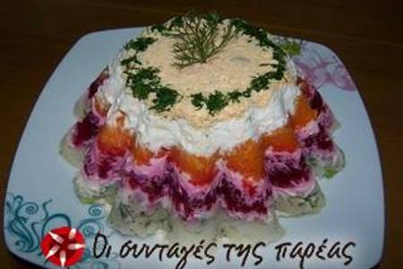 κύρια φωτογραφία συνταγής Σαλάτα Χριστουγεννιάτικη σαν τούρτα