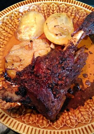 Una foto de Paletilla de cordero y patatas