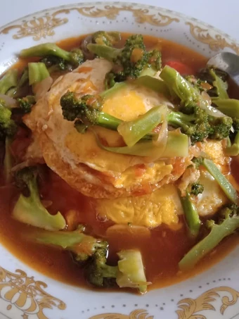 Cara Mudah Membikin Resep Telur ceplok saus tomat yang Lezat Sekali Anti Ribet, Mantap