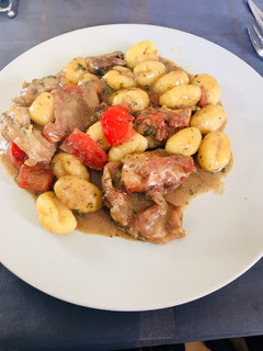 Una foto de Ñoquis con conejo y salsa de champiñones