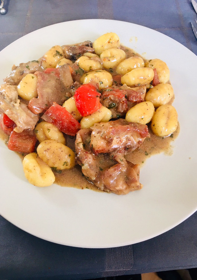 Una foto de Ñoquis con conejo y salsa de champiñones
