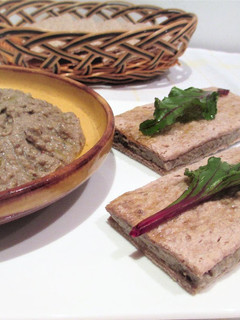 Una foto de Paté de champiñones con semillas de girasol y chía - vegano