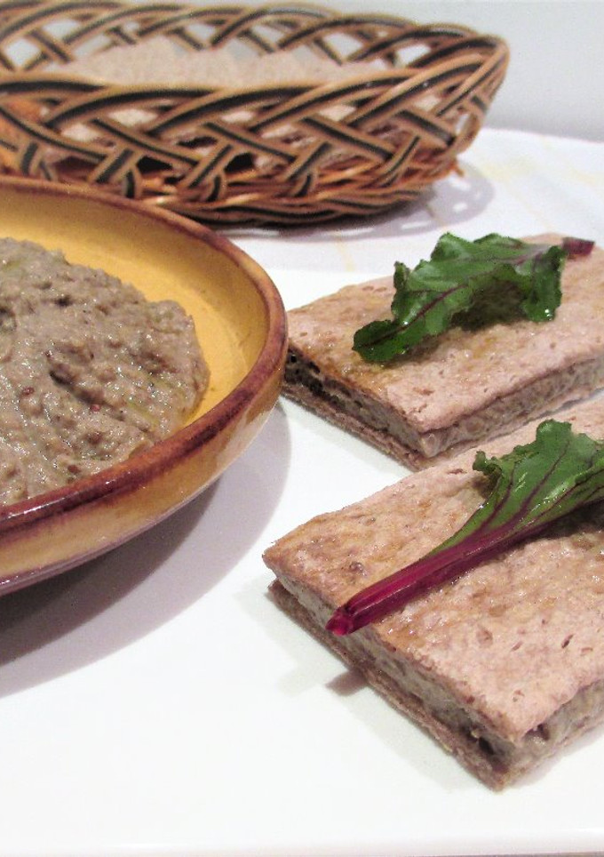 Una foto de Paté de champiñones con semillas de girasol y chía  - vegano