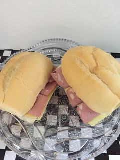 Una foto de Pan con queso y mortadela!