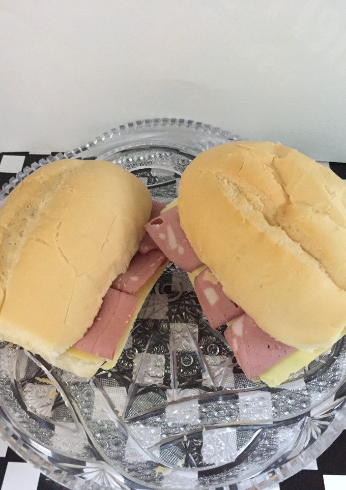 Una foto de Pan con queso y mortadela!