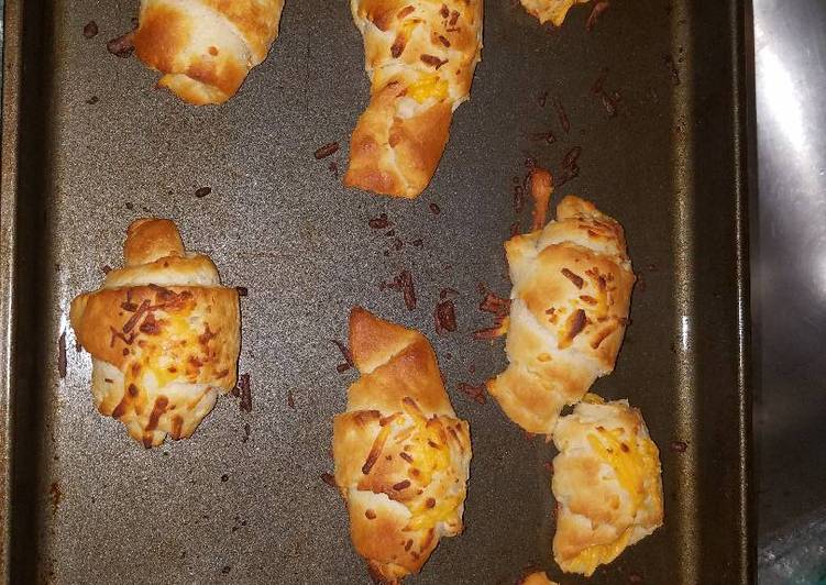 Step-by-Step Guide to Prepare Favorite Steven&#39;s Cheese stuffed Crescent Rolls