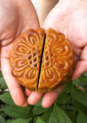 Hình của món Bánh trung thu nhân đậu xanh/đậu đỏ + trứng muối (Bánh nướng).