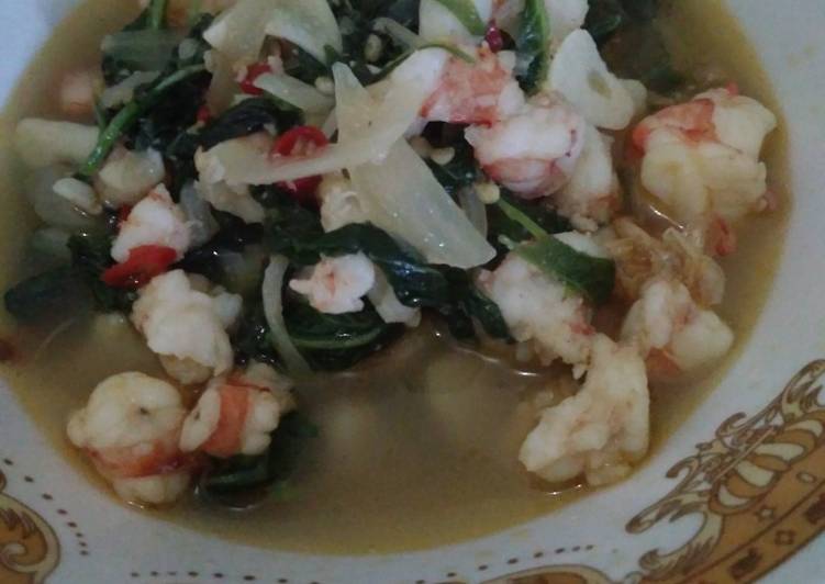 Langkah Mudah untuk meracik Tumis bayam udang bumbu mentega yang Enak