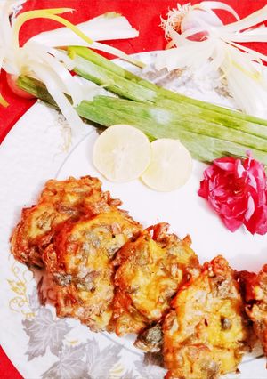 हरे प्याज के पत्तों के पकोड़े (Hare Pyaaz ke patte ke pakode recipe in Hindi) रेसिपी मुख्य फोटो