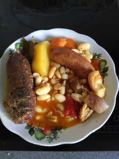 Una foto de Judías blancas con morro de cerdo, chorizo y morcilla