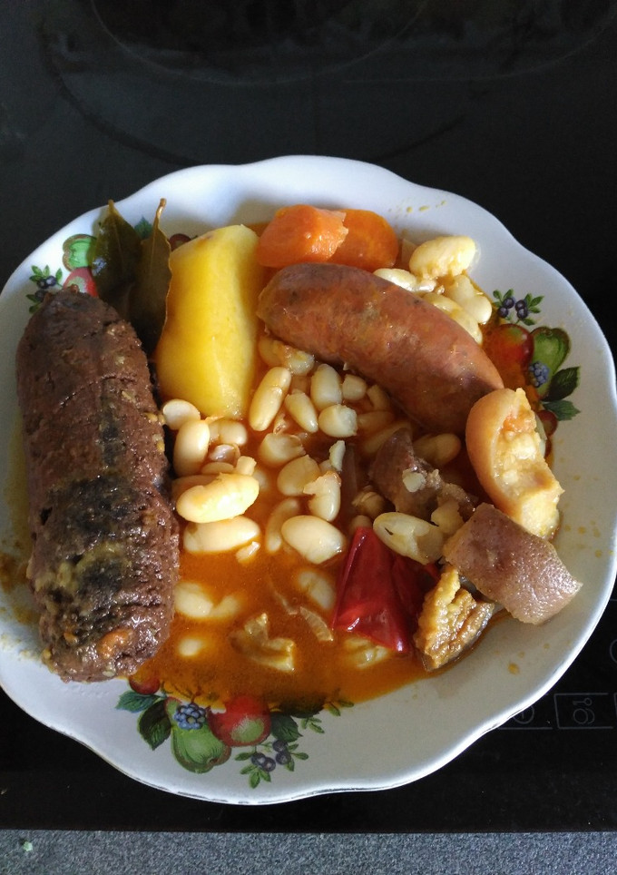 Una foto de Judías blancas con morro de cerdo, chorizo y morcilla