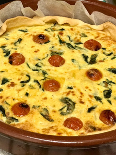 Una foto de Quiche de queso, espinacas, tomates cherry y más cositas ricas!! sin lactosa 💃