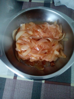 Una foto de Salmón encebollado