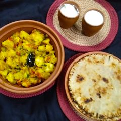 A picture of Aloo Bhaji with Kaladi Bhakhri.