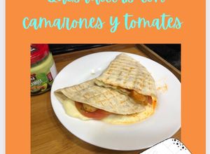 Una foto de Quesadillas con camarones y tomate 🧀🍤🍅