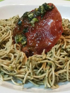 Una foto de Noodles con pesto de pistachos y crujiente de jamón