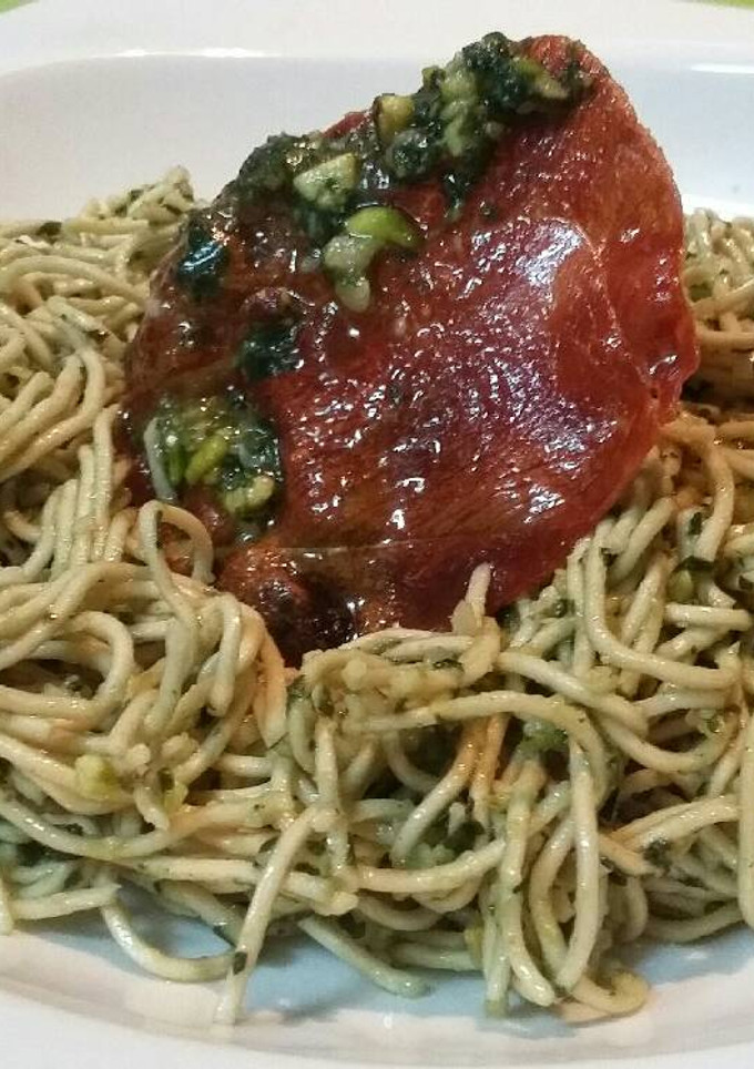 Una foto de Noodles con pesto de pistachos y crujiente de jamón