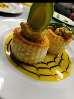 Una foto de Volovanes rellenos de sepia, calamar y gambas