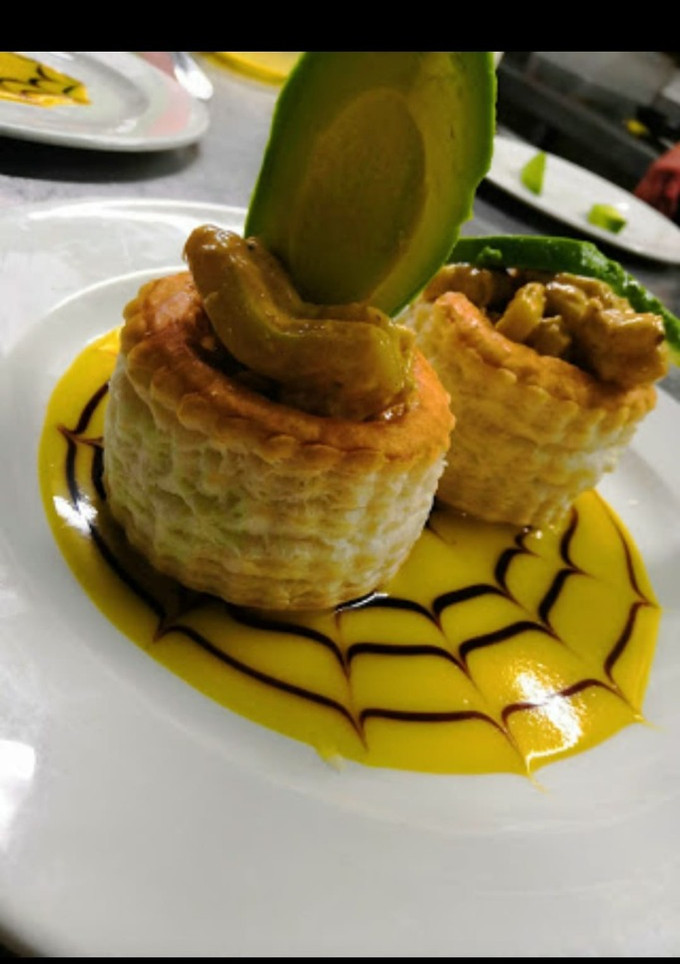 Una foto de Volovanes rellenos de sepia, calamar y gambas