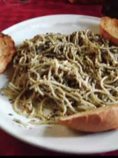 Una foto de Spaghetti al Pesto con Albahaca Seca