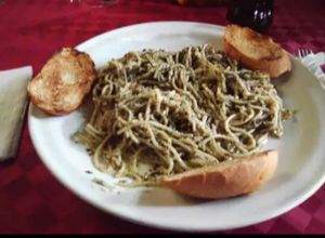Una foto de Spaghetti al Pesto con Albahaca Seca