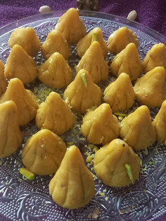 બેસન ડ્રાયફ્રૂટ મોદક (Besan Dryfruit Modak Recipe In Gujarati) રેસીપી મુખ્ય ફોટો