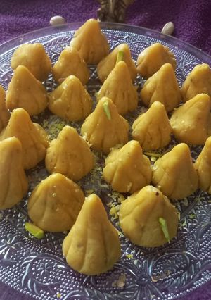બેસન ડ્રાયફ્રૂટ મોદક (Besan Dryfruit Modak Recipe In Gujarati) રેસીપી મુખ્ય ફોટો