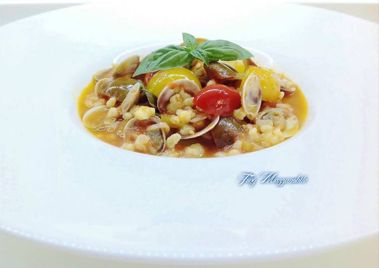 Fregola sarda fatta a mano con lupini in guazzetto