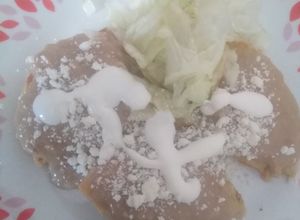 Una foto de Enchiladas oaxaqueñas (estilo lo que queda en el refri)