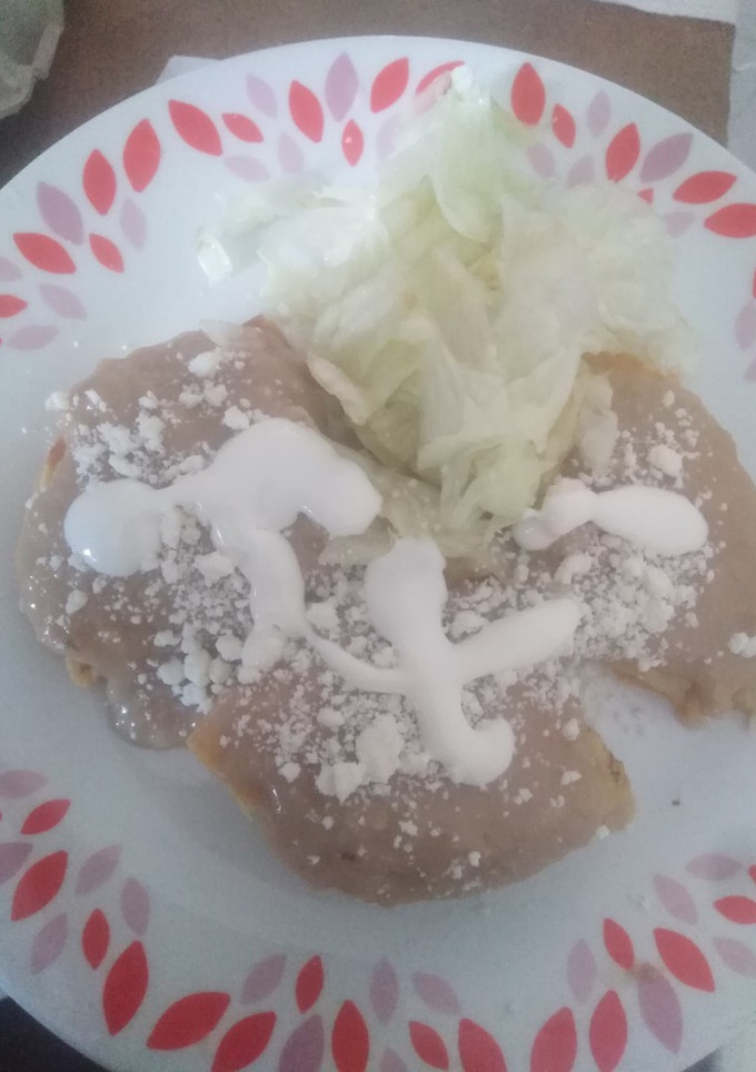 Una foto de Enchiladas oaxaqueñas (estilo lo que queda en el refri)