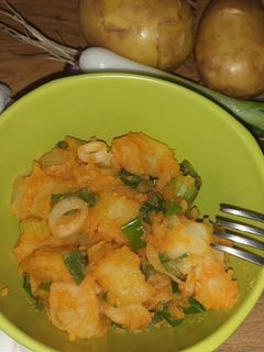 Újhagymás újkrumpli recept fotója