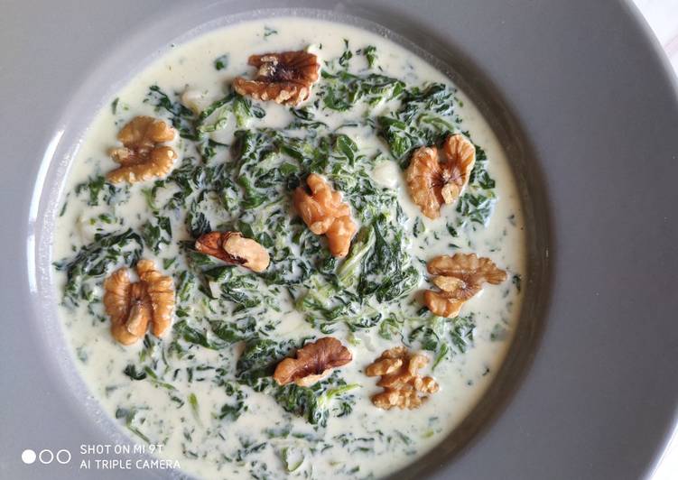 Espinacas con bechamel a los tres quesos y nueces