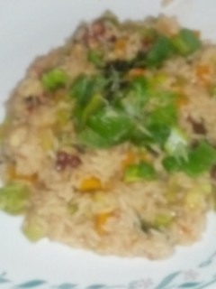 Una foto de Risotto de vegetales con pulpo y pollo.