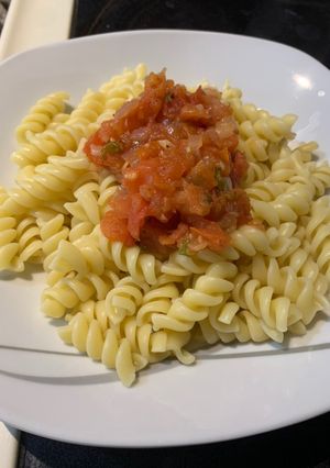 Una foto de Tornillos con sofrito de tomate y albahaca