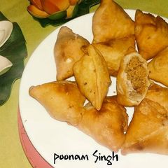 A picture of Besani mini samosa/allahabadi samosa.