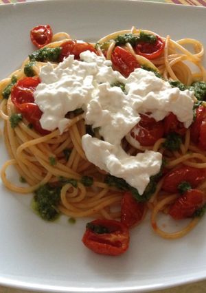 Foto di Spaghettoni con pomodorini al forno, crema di basilico e burrata