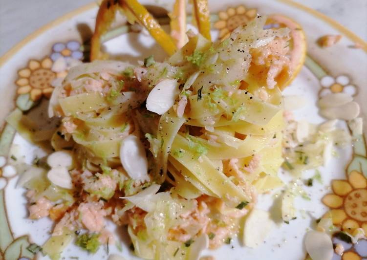 Tagliatelle, con salmone, finocchi croccanti, mandorle, al profumo di agrumi