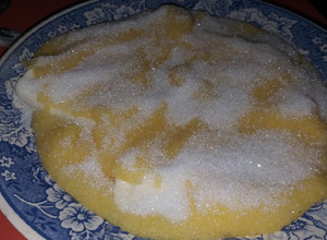 Una foto de Polenta con queso cremoso y azúcar 😊👍
